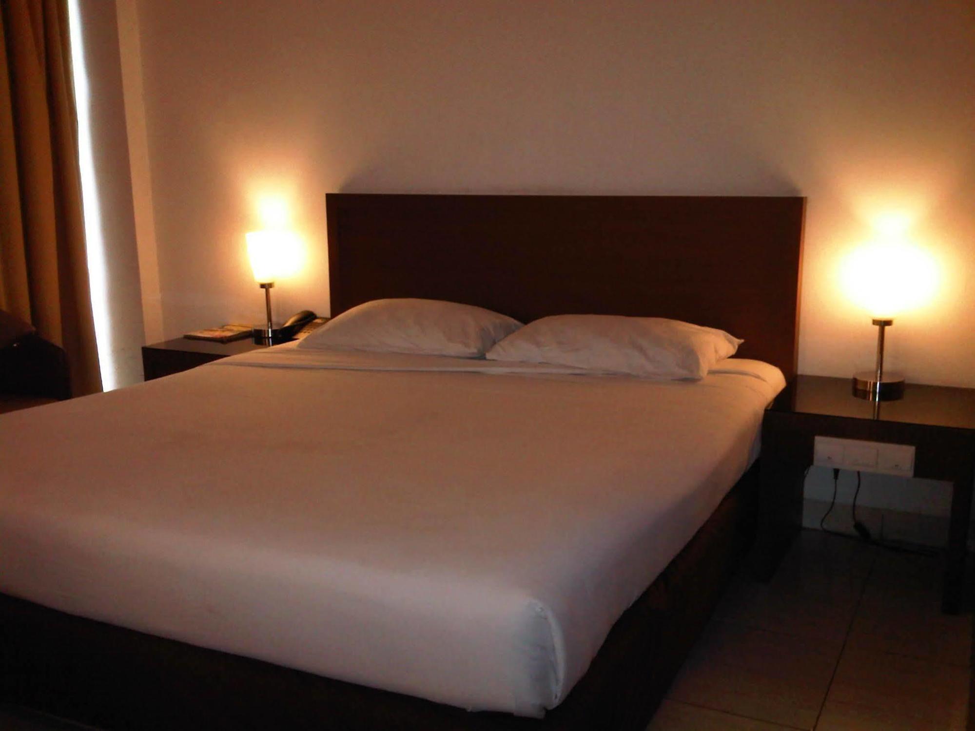Hotel Lucky Inn Manado Exterior foto